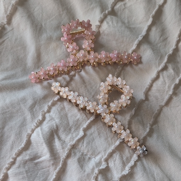 Accessories - Bundle Of Pink And White Metal Floral Hair Clips